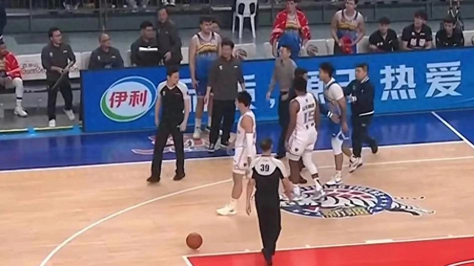 山东掀翻新疆，辽宁被双杀，CBA最新积分排名如下，2到8名只差2分